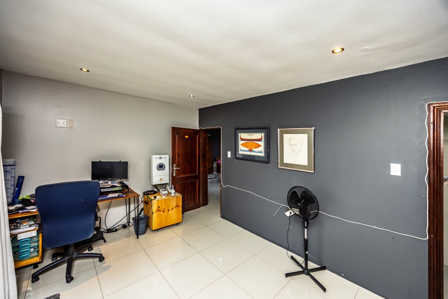 To Let 5 Bedroom Property for Rent in Cove Rock Eastern Cape